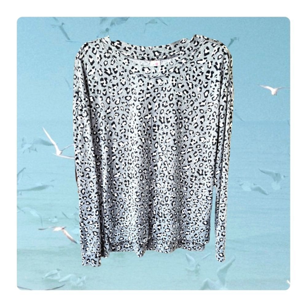 NWOT SECRET TREASURES Women's Super Soft Leopard Print Long Sleeve Top